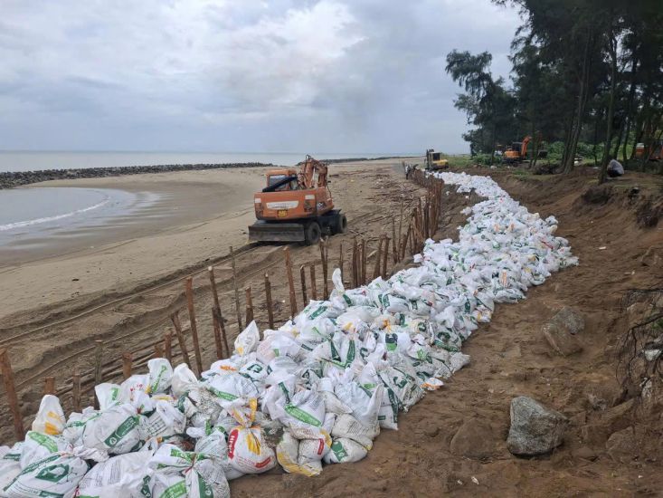 堤防にもかかわらず、ダンハイコミューンの海岸はまだ重く、多くの砂袋で補強しています。写真：Tran Tuan