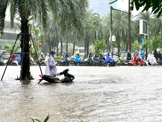 Due to heavy rain, the water level continued to rise on Duong Dinh Nghe Street. Photo: Tuan Anh