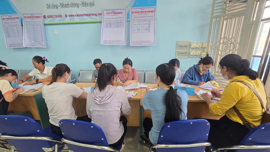 지난 8월 11일 하이퐁에서 열린 채용 박람회는 1 000명 이상의 노동자를 유치했습니다. 사진: 하이퐁 고용 서비스 센터