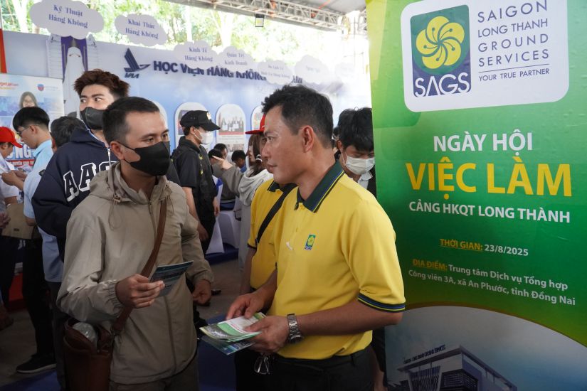동나이에서 열린 롱탄 공항 취업 박람회에 참가한 학생 대학생 및 시민들. 사진: 하안찌엔