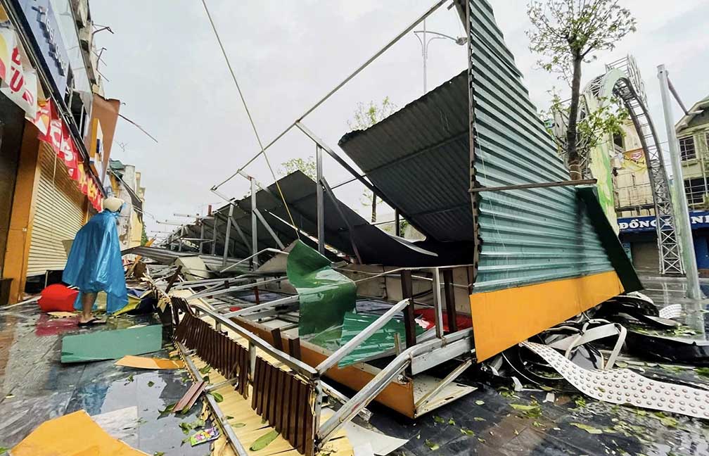 台風5号後、Nghe An省のヴィン(旧市)地区のレストランやキオスクの瓦礫が崩壊しました。写真:Ngoc Anh