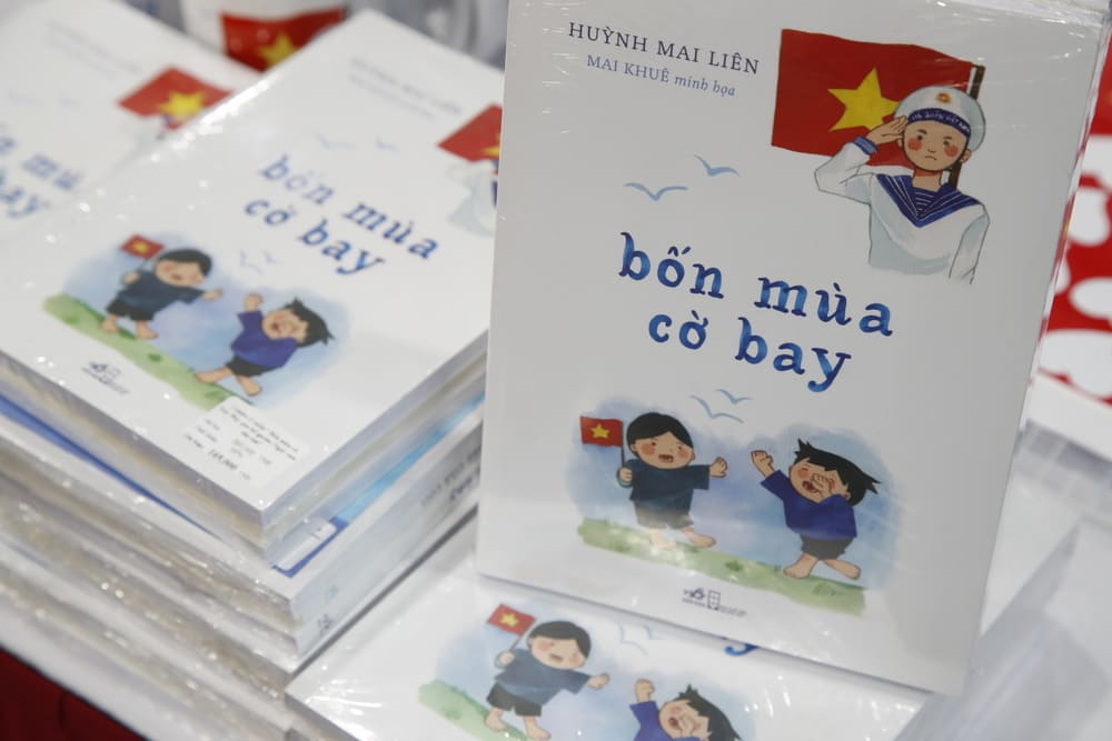 The poetry collection "four seasons of airplanes" by author Huynh Mai Lien was jointly published by the Publishing House of the Writers' Association and Nha Nam. Photo: Publishing House
