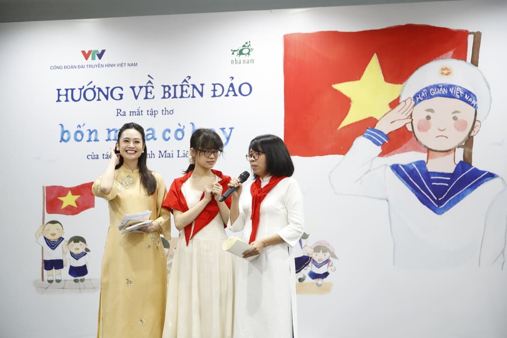 Tac gia Huynh Mai Lien (deo kinh) chia se ve tap tho “Bon mua co bay” ben con gai Minh Khue 