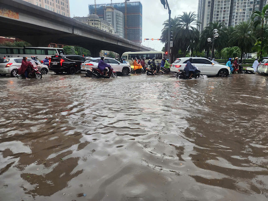 Nhieu tuyen duong tai Ha Noi ngap lut nang sau anh huong con bao so 5. Anh: Dang Tien