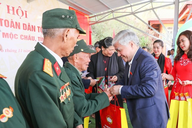 El Sr. Do Van Chien - Miembro del Buro Politico del Partido Secretario Central del Partido Comite del Frente de la Patria de las Asociaciones Centrales Presidente del Comite Central del Frente de la Patria de Vietnam entrega regalos a personas meritorias a la revolucion en el Dia de la Gran Unidad en la comuna de Muong Sang (antigua) provincia de Son La. Foto: Quang Vinh