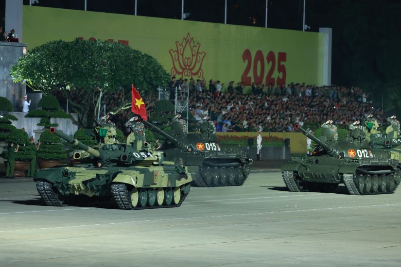 Le groupe de chars a participe au defile tout au long de la journee de formation 24,8. Photo: Hai Nguyen