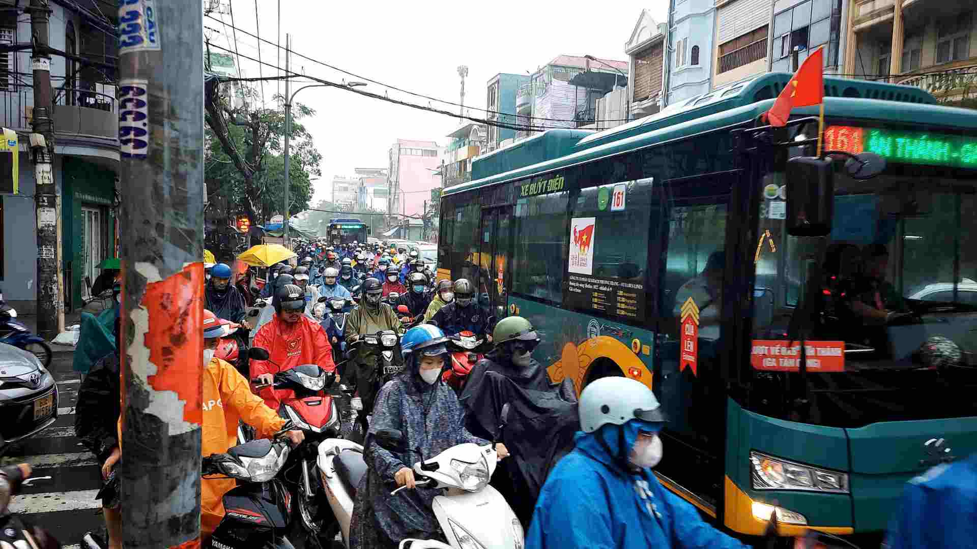 Duong Dinh Bo Linh bi un tac giao thong. Anh: Minh Quan