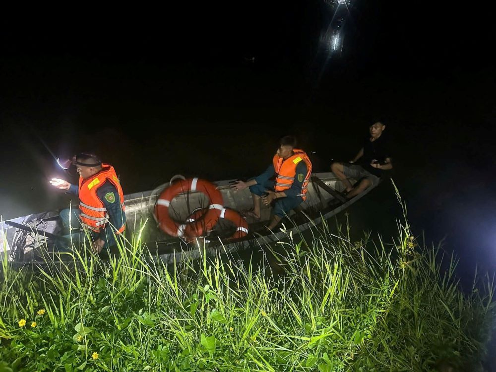 Da Nang recherche toute la nuit une fillette de 3 ans disparue dans la riviere Yen. Photo fournie par les forces de l'ordre