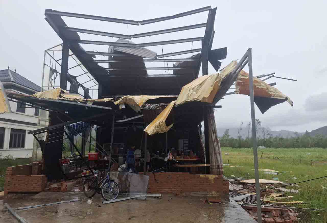 A restaurant in Co Dam commune, Ha Tinh province was severely damaged by storm No. 5. Photo: Tran Tuan.