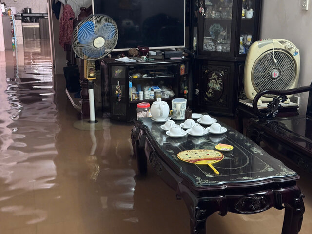 Nuoc tran vao ben trong mot nha dan khien nhieu vat dung bi ngap 