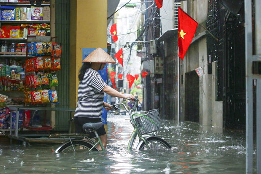 Sau con mua lon keo dai tu dem 25 den sang ngay 26.8, nhieu con pho tai Ha Noi ngap sau. Tai duong Dinh Thon (phuong Tu Liem, Ha Noi), nhieu con pho ngap sau trong nuoc, muc nuoc cao den dau goi khien hoat dong cua nguoi dan bi te liet.