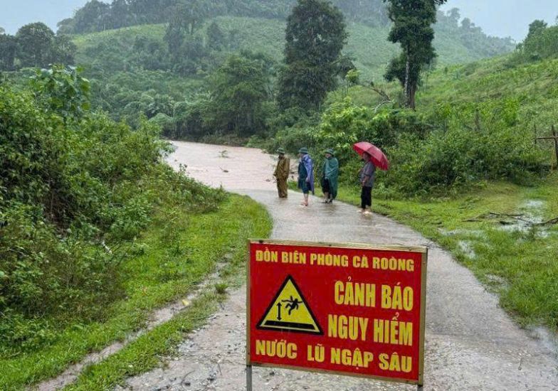 Bo doi bien phong chot chan doan duong bi ngap o Quang Tri do mua lon, nuoc lu dang cao. Anh: Quach Du