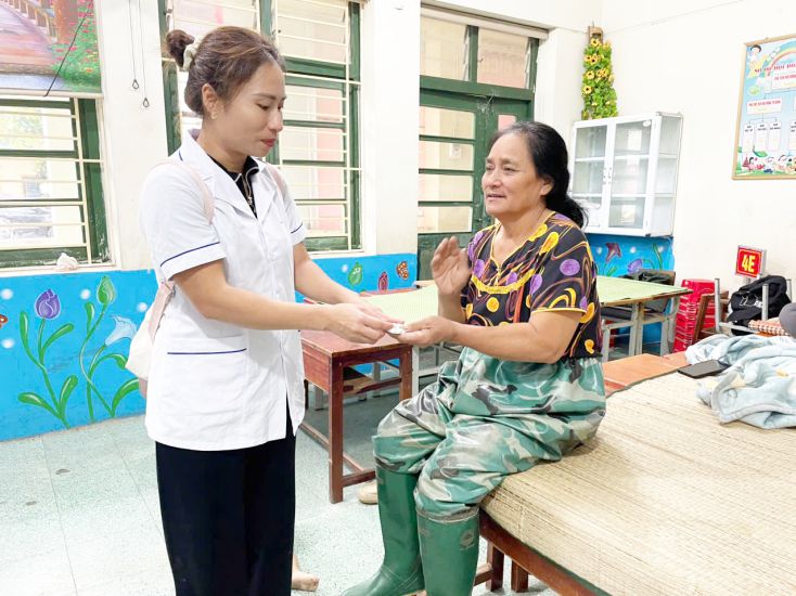 Officers of Dien Chau Commune Health Station (Nghe An) distributed medicine to evacuated people. Photo: Cong Sang