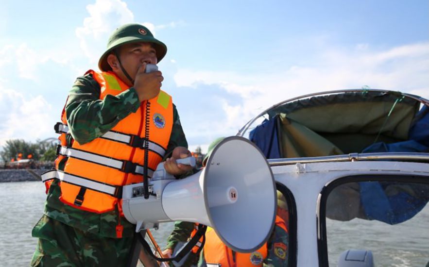 Luc luong Bo doi Bien phong huong dan, ho tro tau thuyen dau do de tranh bao so 5 tai Quang Tri. Anh: Pham Chung