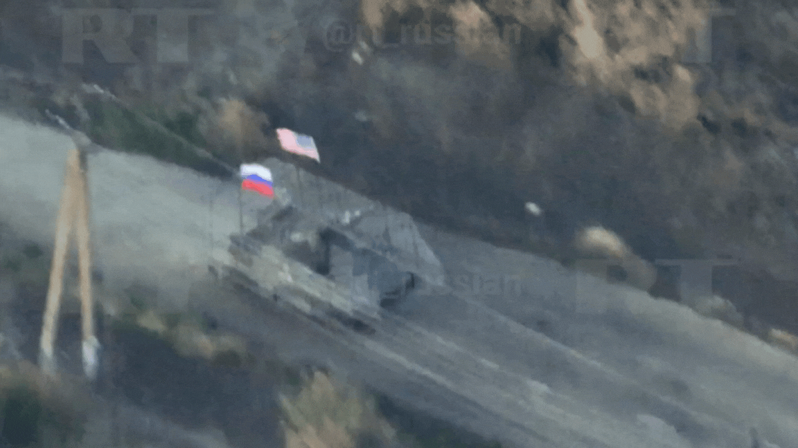 Des soldats russes conduisant des chars accrochent a la fois des drapeaux russes et americains. Photo : Capturee de la video de RT