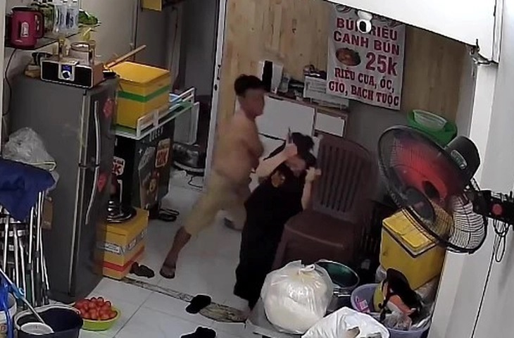 Đoạn camera ghi lại hình ảnh chị T. bị ông V. hành hung ở TPHCM. Ảnh cắt từ clip camera

