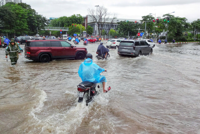 This morning, August 26, the Vo Chi Cong - Xuan La intersection (Hanoi) was flooded with water, and the rain was still heavy. Photo: To The