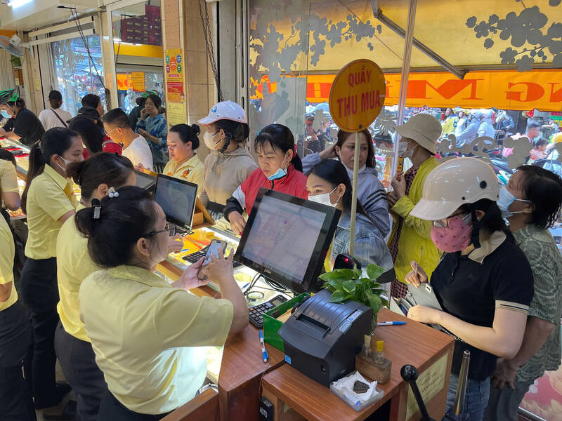 국내 금괴 가격은 량당 거의 1억 2 800만 동으로 높은 수준입니다. 사진: 하메이