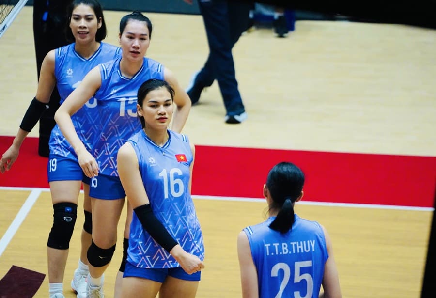 The Vietnam women's volleyball team no longer has a chance to enter the round of 16 with the best representative. Photo: VFV