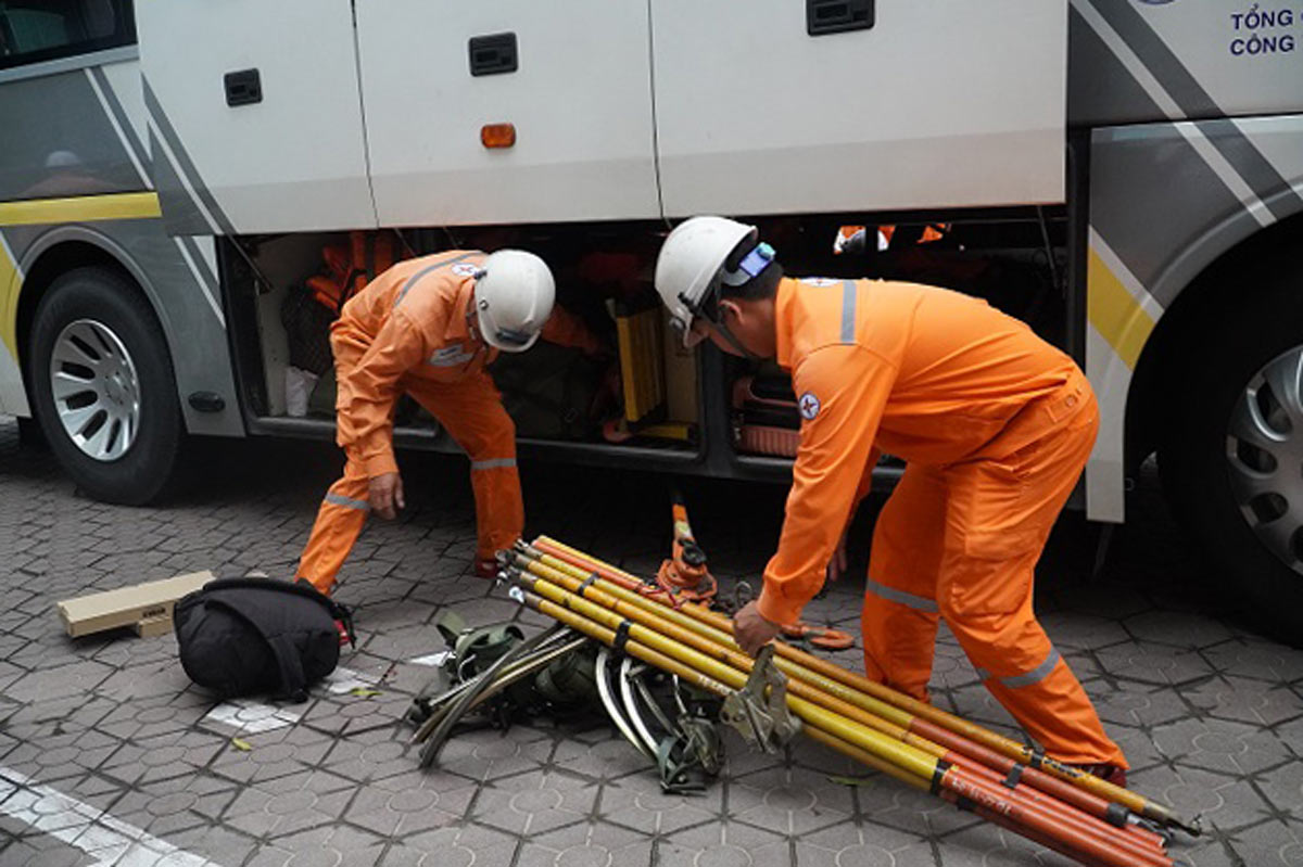 8월 26일 오전 5시 정각 45명으로 구성된 Quang Ninh 전력 회사의 충격 부대가 출발하여 Ha Tinh 지방으로 이동했습니다. 사진: Ngoc Lan