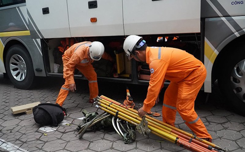 At exactly 5:00 a.m. on August 26, the Shock Team of Quang Ninh Power Company consisting of 45 members departed for Ha Tinh province. Photo: Ngoc Lan