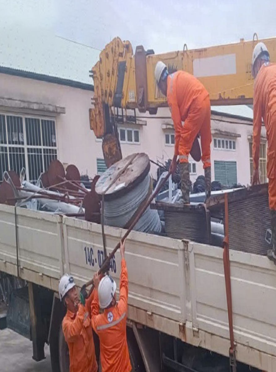 Doi xung kich mang theo vat tu, thiet bi de len truong ho tro tinh Ha Tinh khac phuc luoi dien. Anh: Ngoc Lan