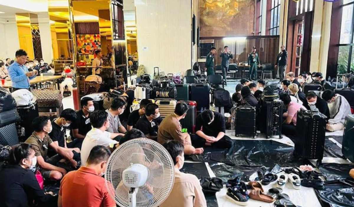 Policia desmantela una red de estafas en linea camboyana en la ciudad costera de Sihanoukeville en marzo de 2025. Foto: Policia Preah Sihanouk