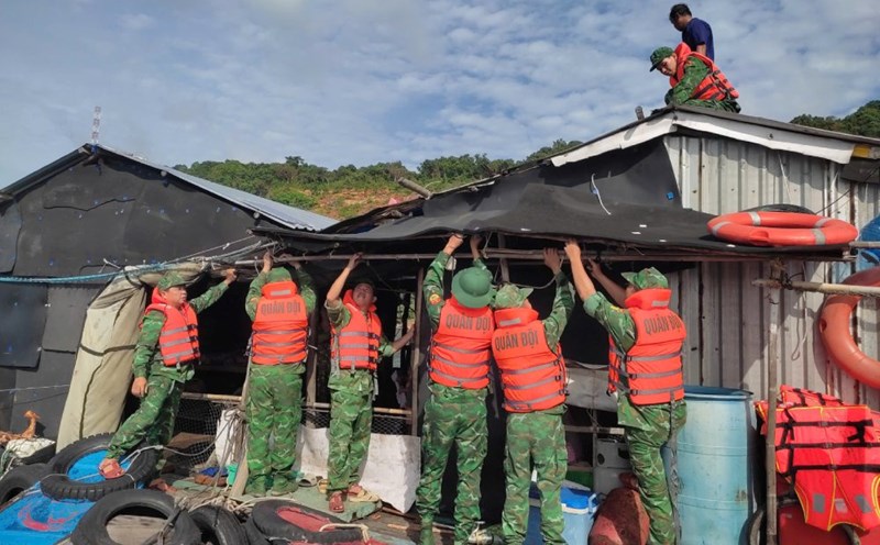 Officers and soldiers of Tho Chau Border Guard Station help people tie up their houses. Photo: Tien Vinh