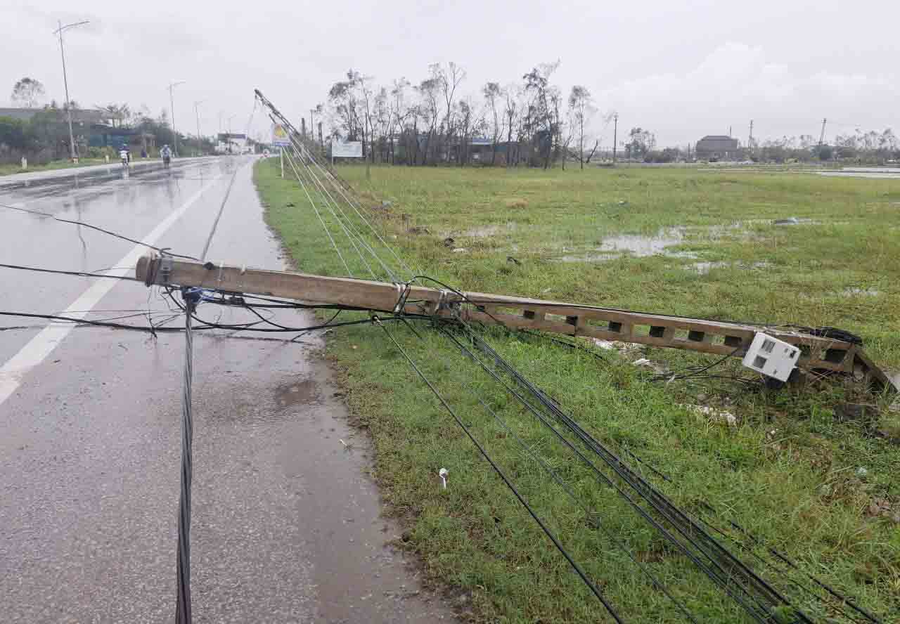 De nombreux poteaux electriques a Ha Tinh sont tombes a cause de la tempete n° 5. A 9 heures du matin le 26 août 64 communes et quartiers de toute la province etaient completement prives d'electricite. Photo : Tran Tuan.