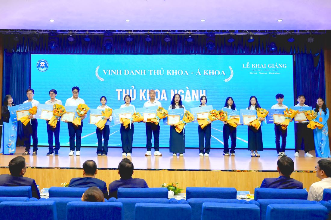 Cac tan sinh vien la Thu khoa, A khoa Truong/Nganh duoc vinh danh va trao tang hoc bong tai Le Khai giang nam hoc 2024-2025.