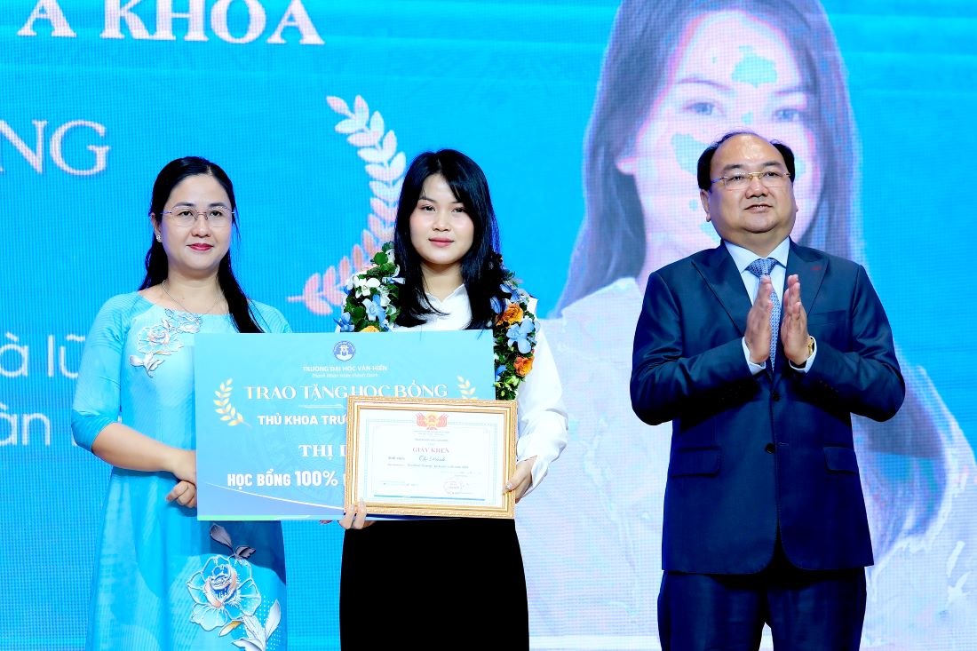 Truong Dai hoc Van Hien luon dong hanh nang buoc tai nang, danh nhieu suat hoc bong cho sinh vien la Thu khoa, A khoa  