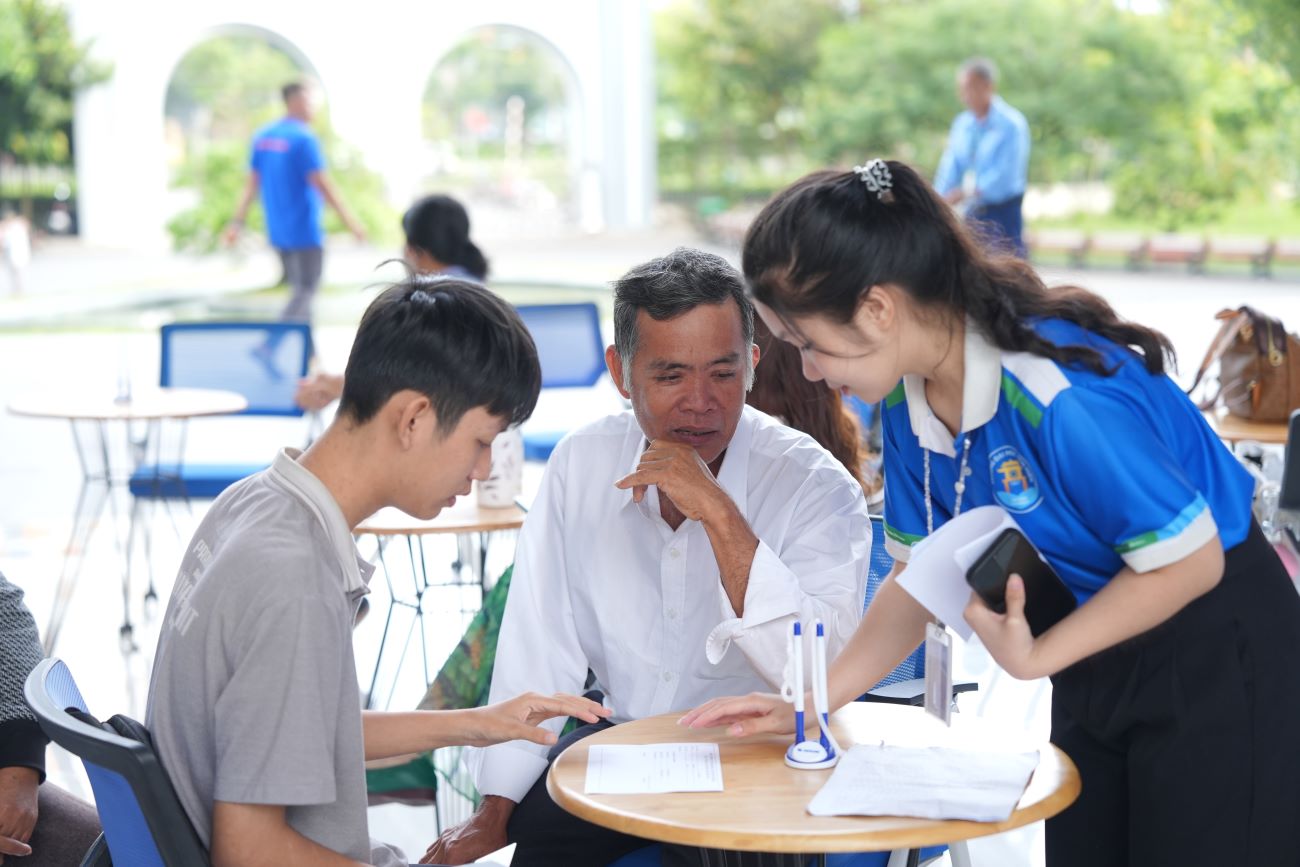 Thi sinh va phu huynh den lam thu tuc nhap hoc tai Truong Dai hoc Van Hien  