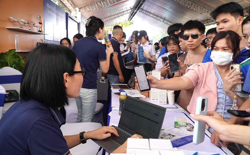 Workers apply at the Long Thanh airport job fair in Dong Nai province. Photo: HAC