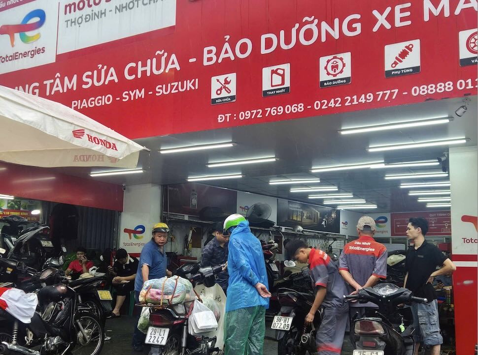Nhieu tiem sua xe chat cung khach tu sang som. Anh: Phan Anh