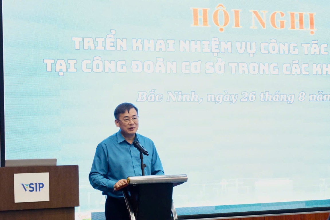 Thach Van Chung 씨 - 지방 조국전선위원회 부위원장 지방 당위원회 위원 Bac Ninh 지방 노동총연맹 위원장이 회의에서 발언하고 있습니다. 사진: Quyet Chien