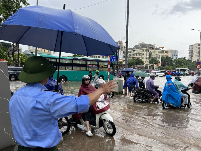 Ong Phung Van Tue - bao ve toa nha so 3 Pham Hung tuc truc tu 6h30 sang de huong dan nguoi dan di xuyen qua khuon vien toa nha.