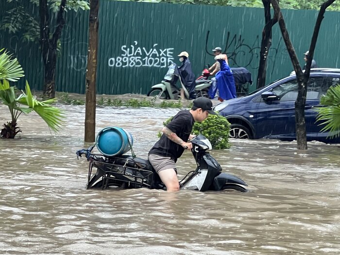 Den 11h trua, nhieu tuyen duong van ngap nuoc sau, giao thong un tac. 