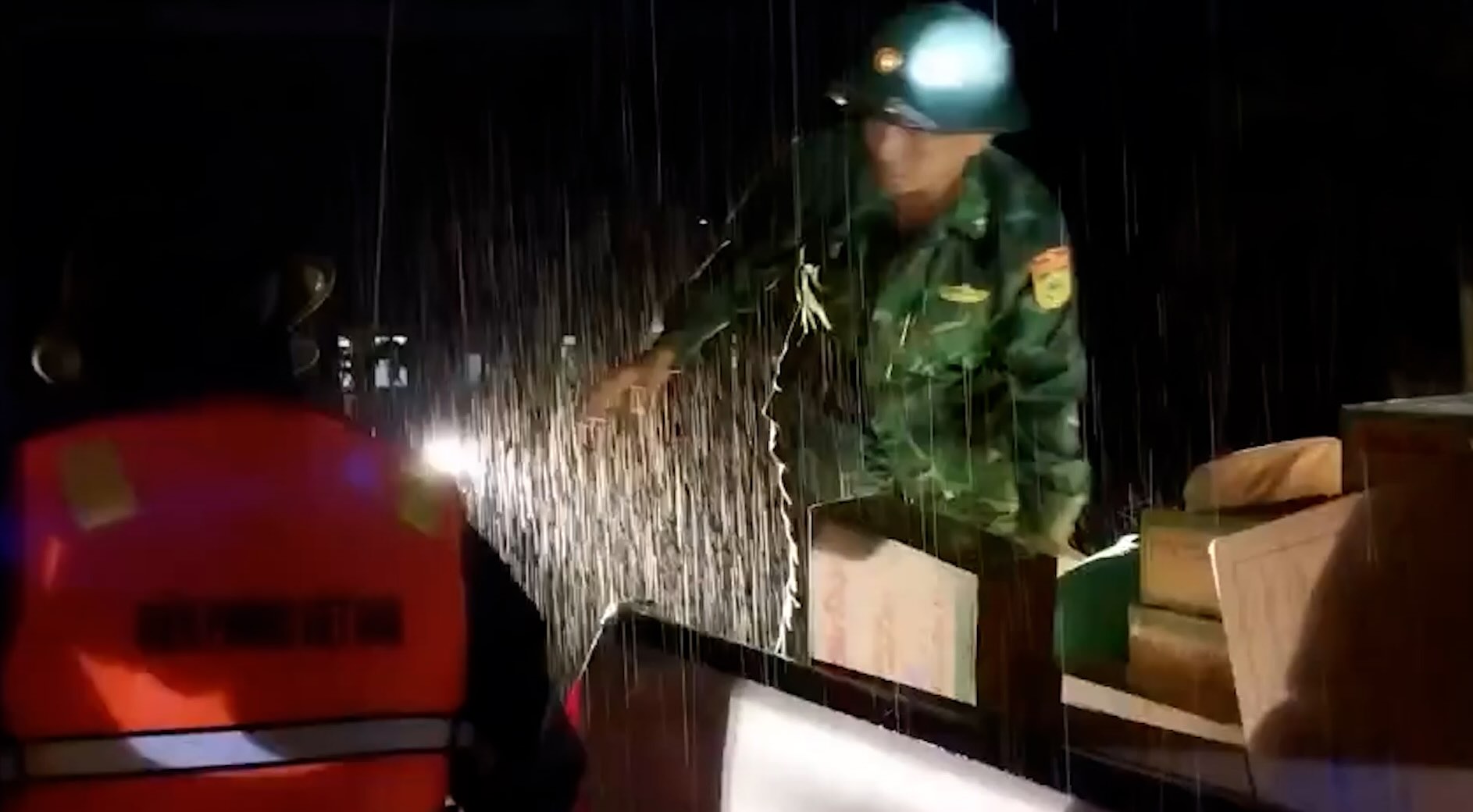 Quang Tri Border Guardは、浸水した人々の人々の洪水を通して一晩中警備されます。写真：Hoai Nam