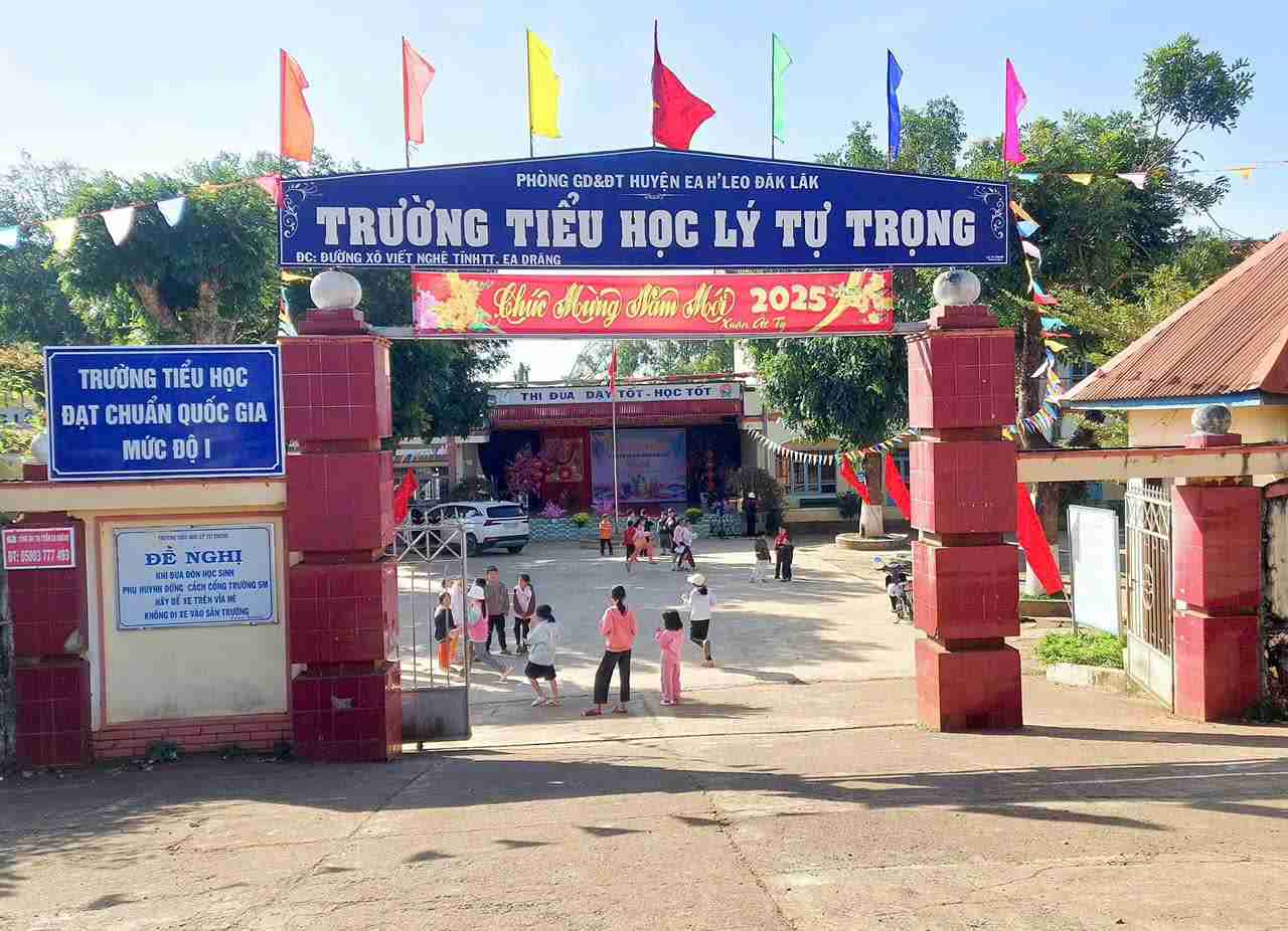 Ly Tu Trong Primary School has stopped implementing the implementation of changing new uniforms for students in the 2025 - 2026 school year. Photo: Uy Nguyen
