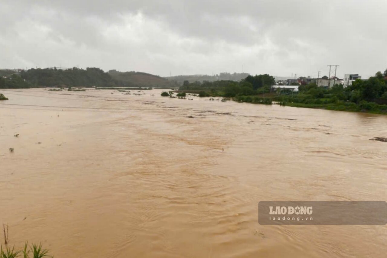The Bua River flood has exceeded alert level 2. Photo: To Cong