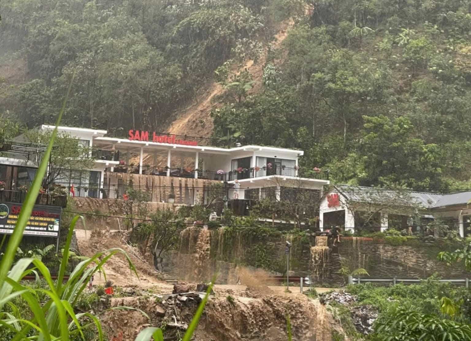 Khu vuc xa Tu Le nuoc chay xiet, viec luu thong qua lai gap kho khan. Anh: Nguoi dan cung cap. 