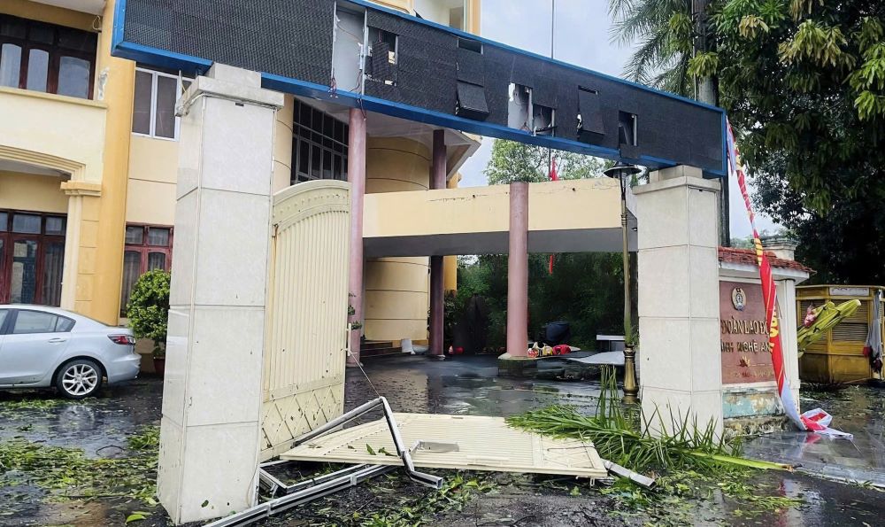 태풍 5호 이후 손상된 응에안성 노동총연맹 본부 입구 사진: Q.Dai