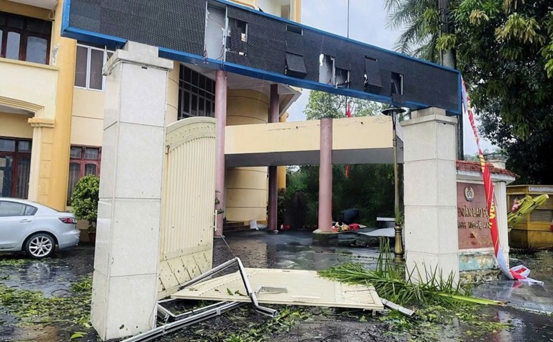 The entrance to the Nghe An Provincial Federation of Labor headquarters was damaged after storm No. 5. Photo: Q.Dai