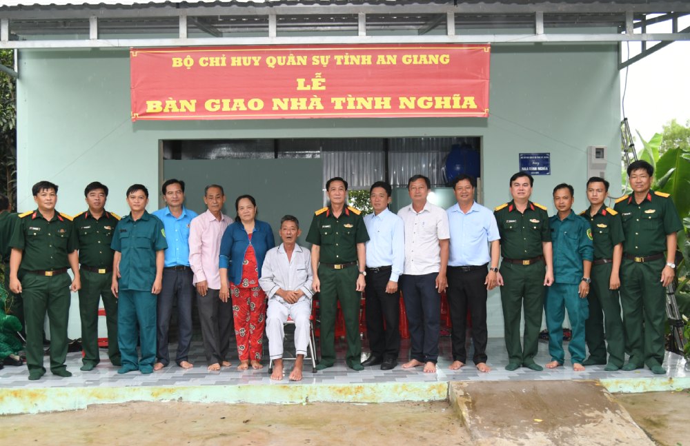 Bo CHQS tinh ban giao nha tinh nghia cho gia dinh ong Le Van Men. Anh: Phuong Vu