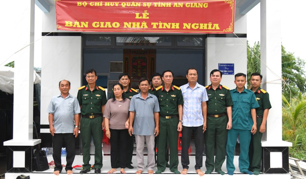 The Provincial Military Command handed over the gratitude house to Mr. Huynh Van Lieu's family. Photo: Phuong Vu