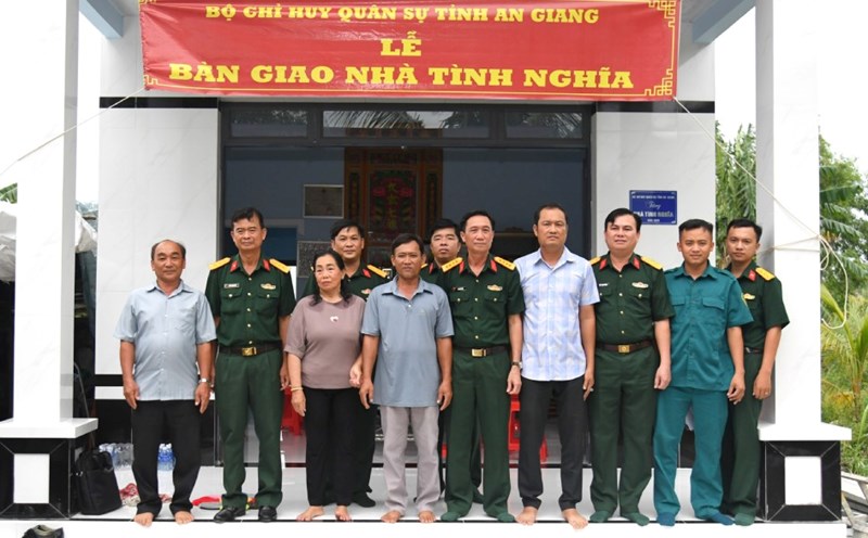 The Provincial Military Command handed over the gratitude house to Mr. Huynh Van Lieu's family. Photo: Phuong Vu