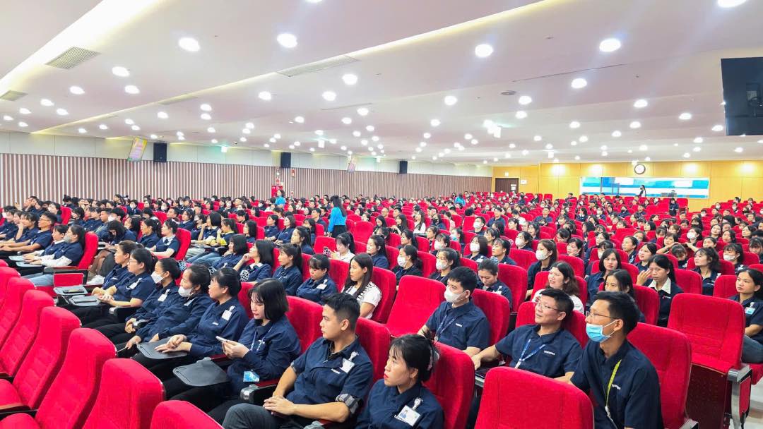 국경일 연휴 전 교통 안전 홍보 행사에 참석한 조합원 및 노동자. 사진: 툭꾸옌