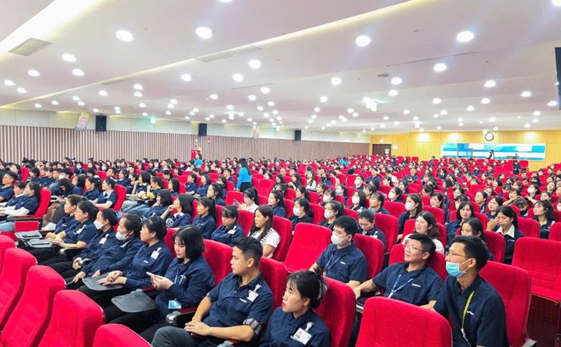 Union members and workers attended the traffic safety propaganda session before the National Day holiday. Photo: Thuc Quyen