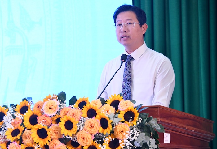Ong Huynh Minh Tuan - Pho Chu tich Uy ban nhan dan tinh phat bieu tai buoi hop mat