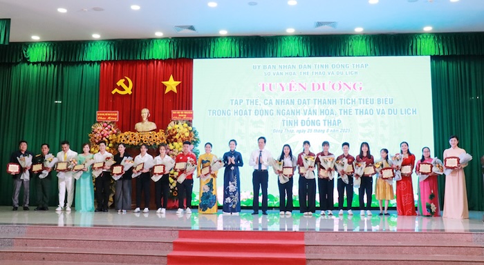 Ong Nguyen Thanh Dieu - Pho Chu tich UBND tinh va ba Nguyen Thi Uyen Trang - Giam doc So VHTTDL tang bieu trung tuyen duong cac tap the va ca nhan. Anh: 